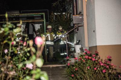 Nuertingen-Reudern: Biomuelltonnen brennen an Gebaeude